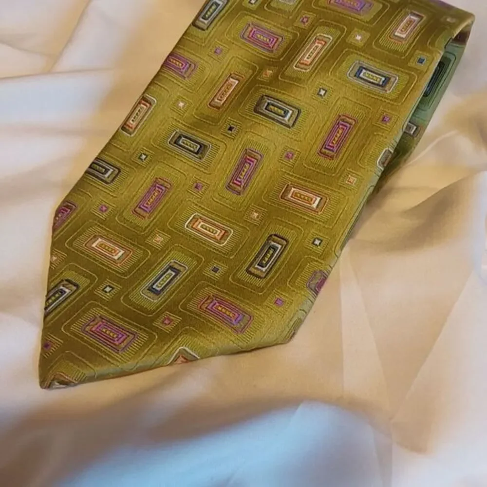 Steve Harvey Men's Hand Made Stylish Workwear Geometric Designer Green Silk Tie.